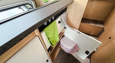 Muelleimer im Kuechenunterschrank des Sunlight Wohnmobils V 67 S Adventure