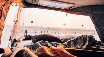 Panoramablick auf den Strand aus dem Schlafdach des Sunlight Campervans Cliff 540V Vanlife 