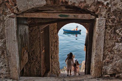 Gezin met kinderen aan het water in Rovinj