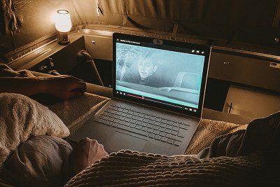 Film auf Laptop gestreamt im Buerstner Urbancamper Copa