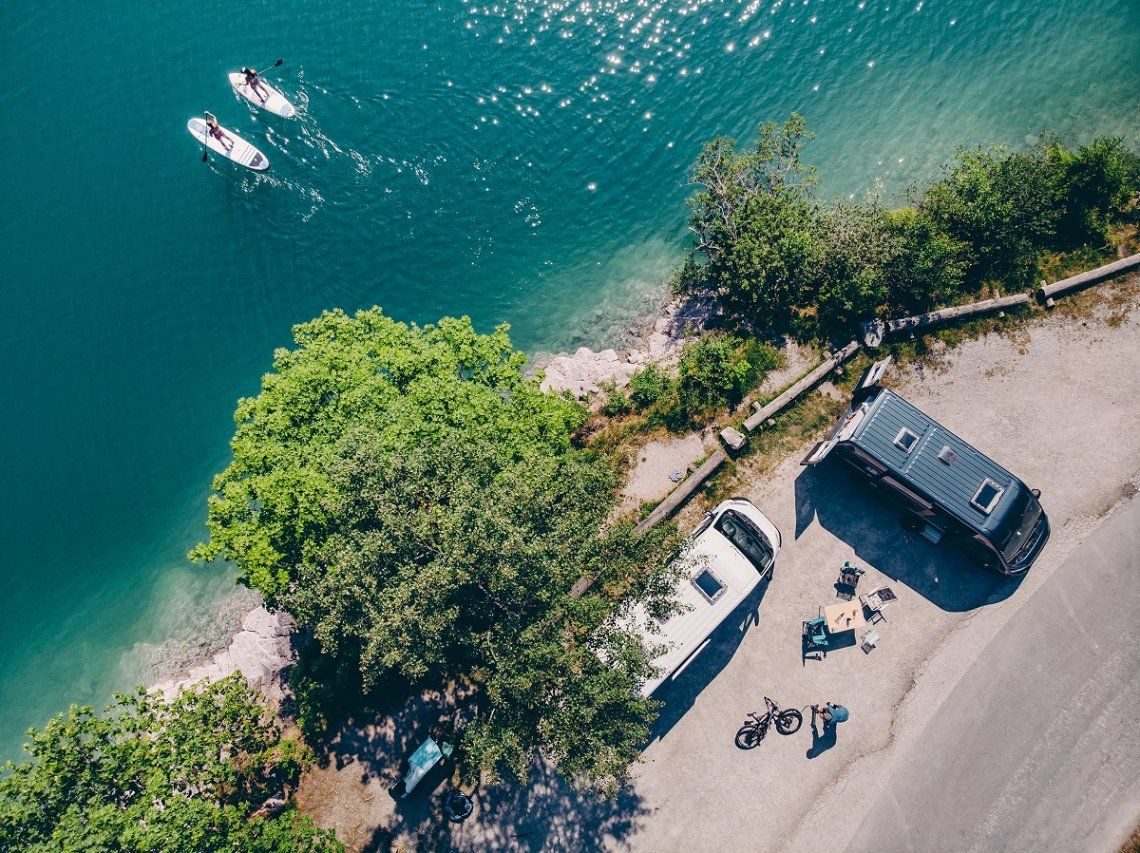 Blick von oben auf Sunlight Campervans am Wasser
