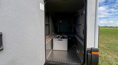 Blick in die offene Heckgarage des Dethleffs Wohnmobils Globebus Performance T46