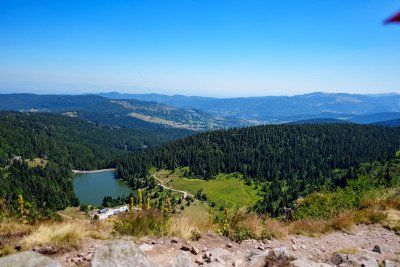 Blick von oben auf die Route des Cretes in den Vogesen