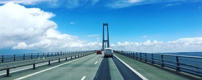 Wohnwagen auf der Öresundbrücke auf dem Weg nach Schweden 