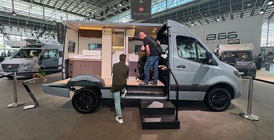Seitlich geöffnetes Showcar Habiton auf dem Bürstner Messestand beim Caravan Salon Düsseldorf 2025