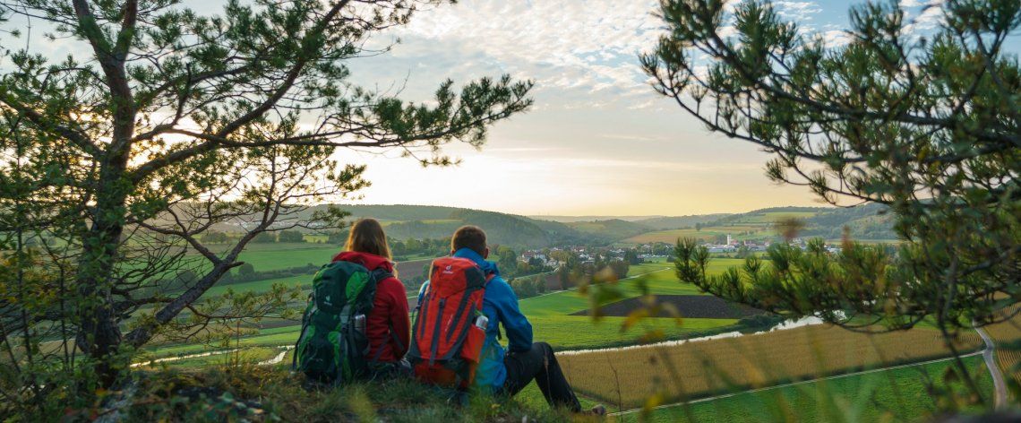 Wanderer Blick ins Altmuehltal, Deutschland