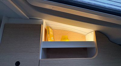 Beleuchtetes Regal im Sunlight Campervan Cliff 4x4 Greentrek