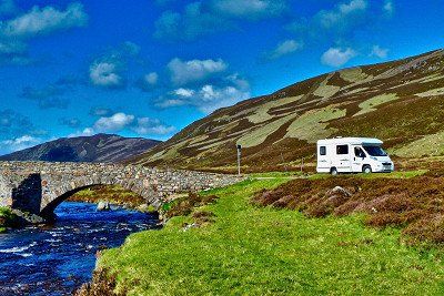 Wohnmobil bei Steinbruecke in Schottland