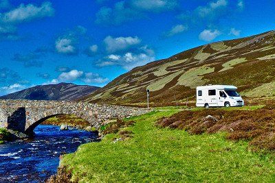 Wohnmobil bei Steinbruecke in Schottland 