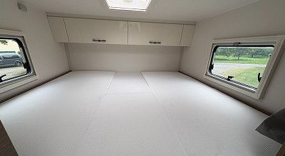 Zum Doppelbett umgebaute Einzelbetten im Corigon Wohnmobil T 70 S