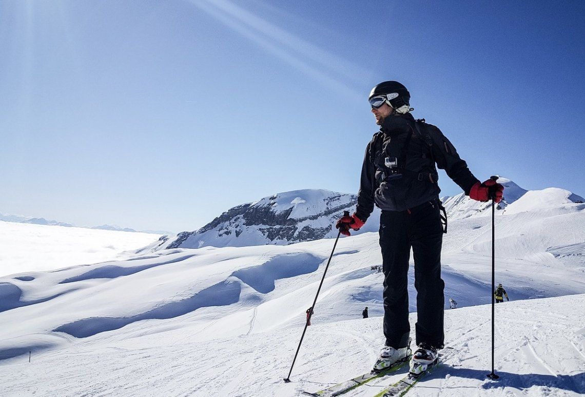 Skifahrer mit Rucksack auf Skipiste