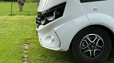 Vorderrad mit Leichtmetallfelge beim Laika Wohnmobil Ecovip H 2109