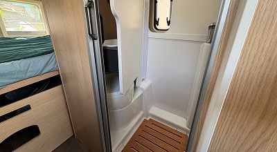 Bad mit Schwenkwand im Sunlight Campervan Cliff X 600