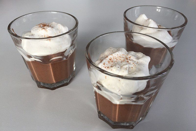 Schokoladenmousse mit Zimtsahne