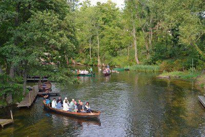 Kleine Ausflugsboote auf dem Fluss Krutynia 