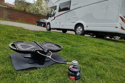 nomadiQ Gasgrill auf Wiese am Womostellplatz