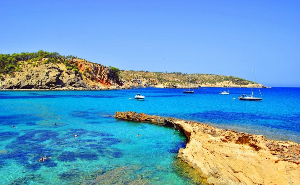 Ibiza kent veel stranden om van te dromen. Ibiza kent veel stranden om van te dromen.