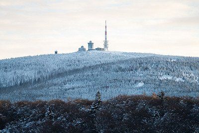 Blick auf das winterliche Plateau des Brocken