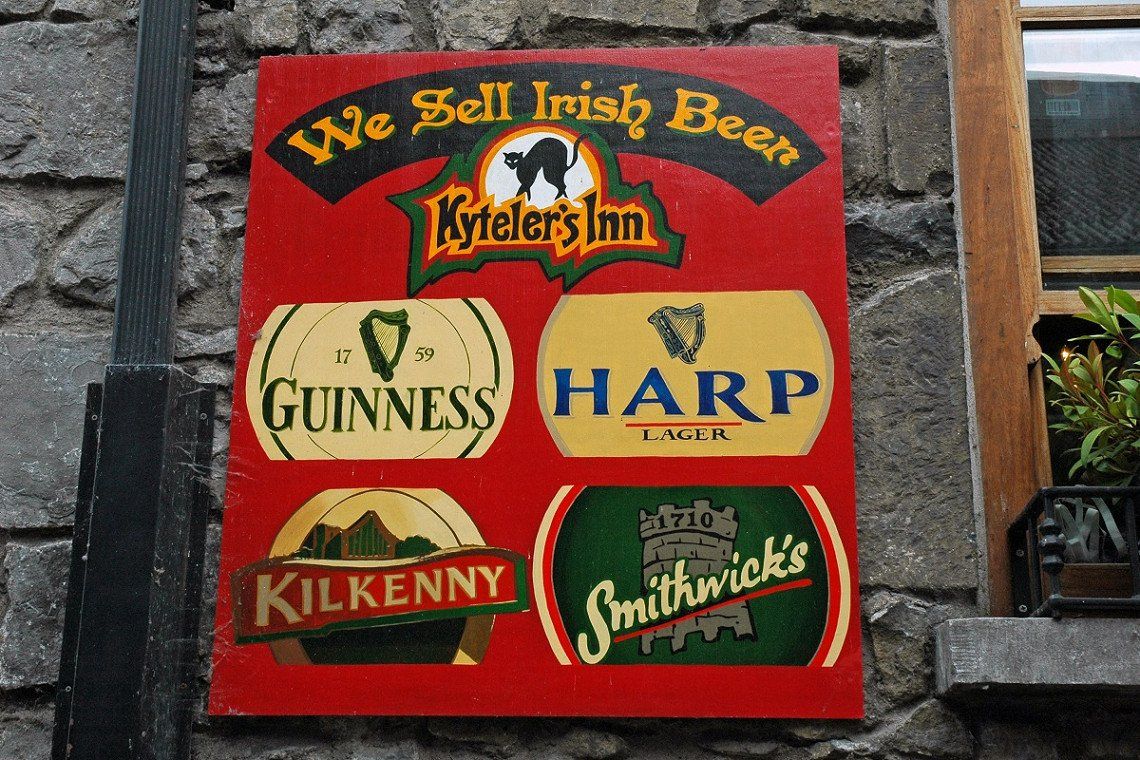 Schild mit irischen Biersorten in Kilkenny