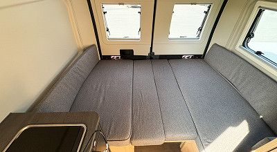 Zum Bett umgebaute Sitzgruppe im Sunlight Campervan Cliff 540 V Vanlife