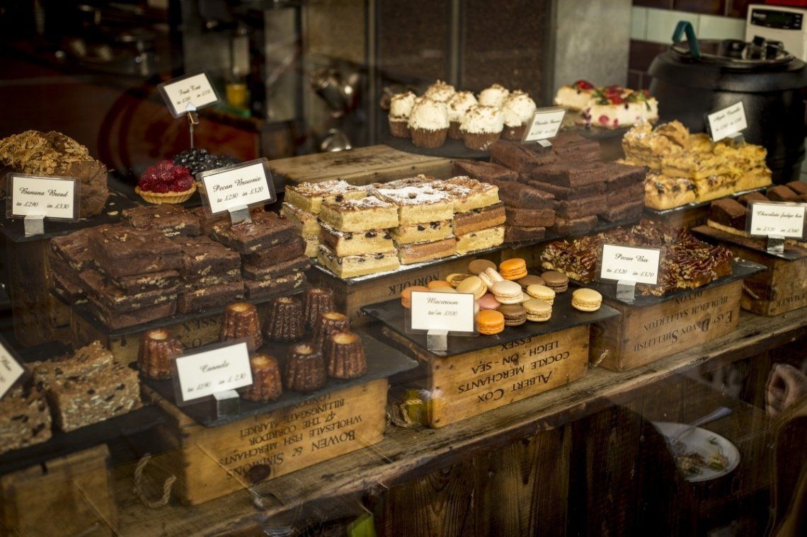 Brugge is rijk aan ongeveer vijftig chocoladewinkels Brugge is rijk aan ongeveer vijftig chocoladewinkels