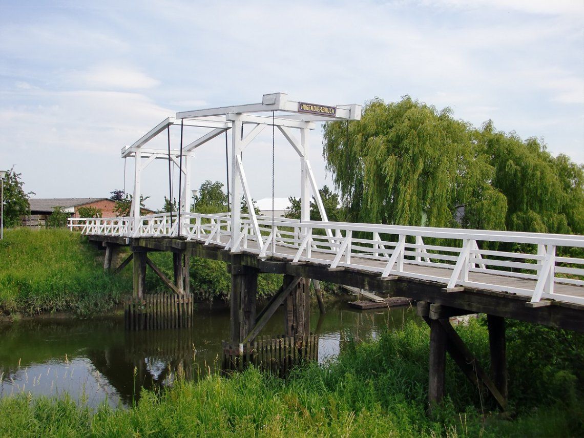 Blick auf die Hogendiekbrücke im Alten Land