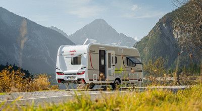 Dethleffs Wohnwagen Nomad von aussen am Plansee in Oesterreich