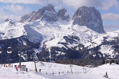 Skiliften in het skigebied voor de Sassolungo, Dolomieten