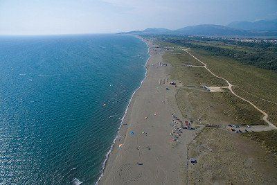 Blick von oben auf den Strand Velika plaža bei Ulcinj