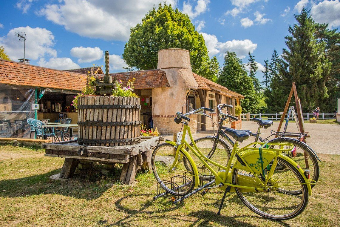 Bauernhaus und Fahrräder auf dem Campingplatz Les Saules im Loiretal