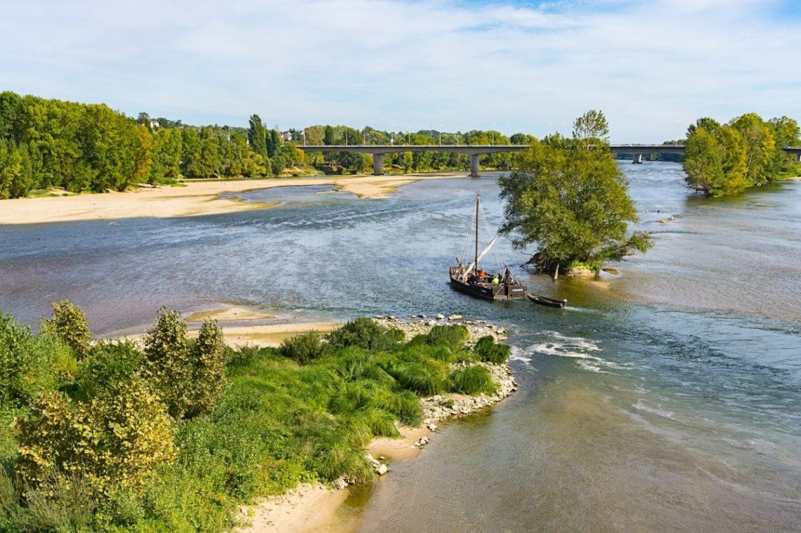 Een leuke manier om te genieten van de Loirestreek is vanaf een boot. Een leuke manier om te genieten van de Loirestreek is vanaf een boot.