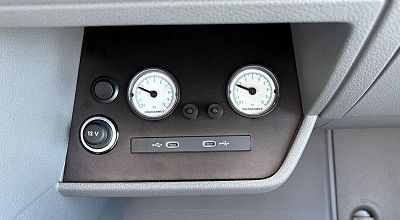 Bedienteil und Manometer für das 2-Kreis-Luftfedersystem im Globebus Performance T46
