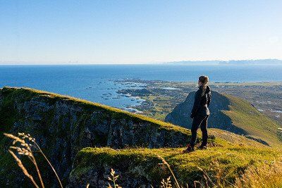 Wanderer auf dem Røyken auf Andøya mit Blick auf Andenes