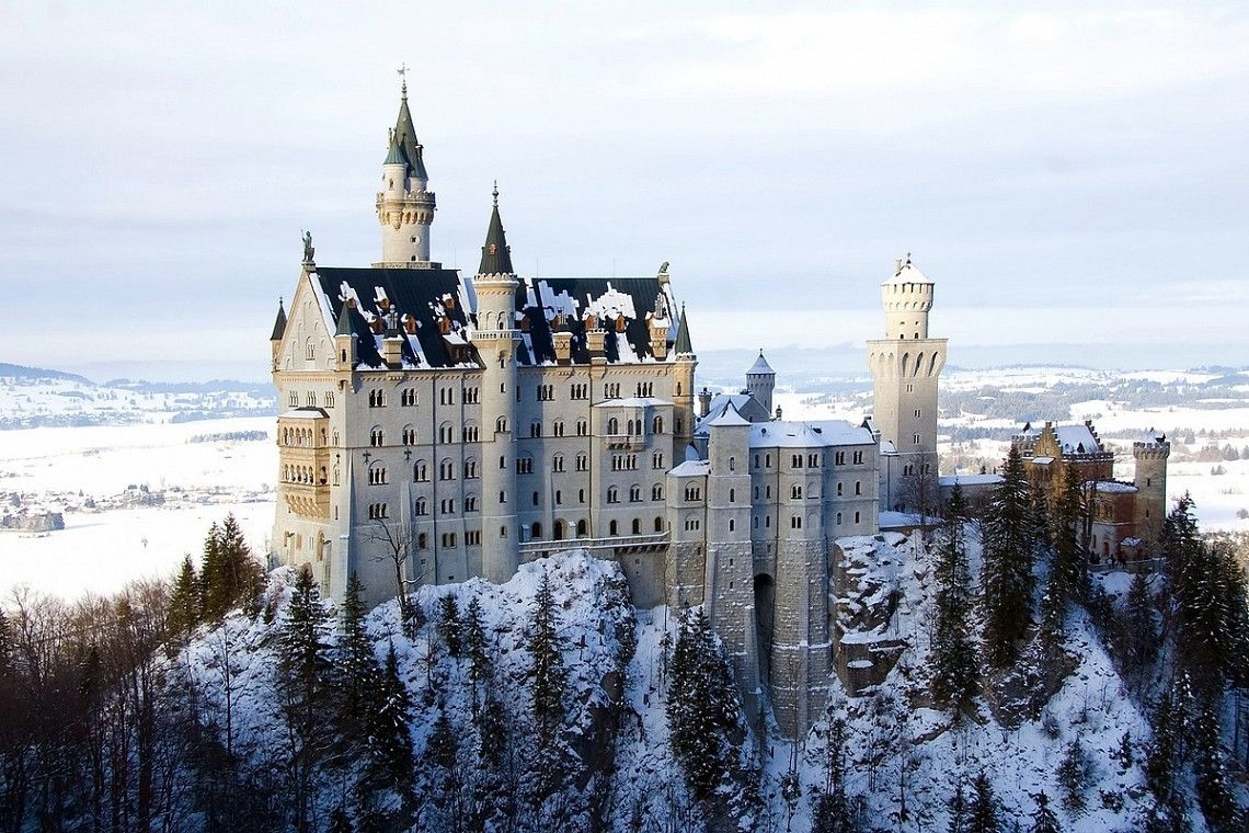 Schloss Neuschwanstein inmitten verschneiter Landschaft