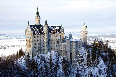 Schloss Neuschwanstein inmitten verschneiter Landschaft