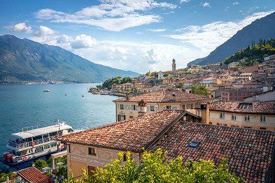 Blick über die Daecher von Limone über den Gardasee