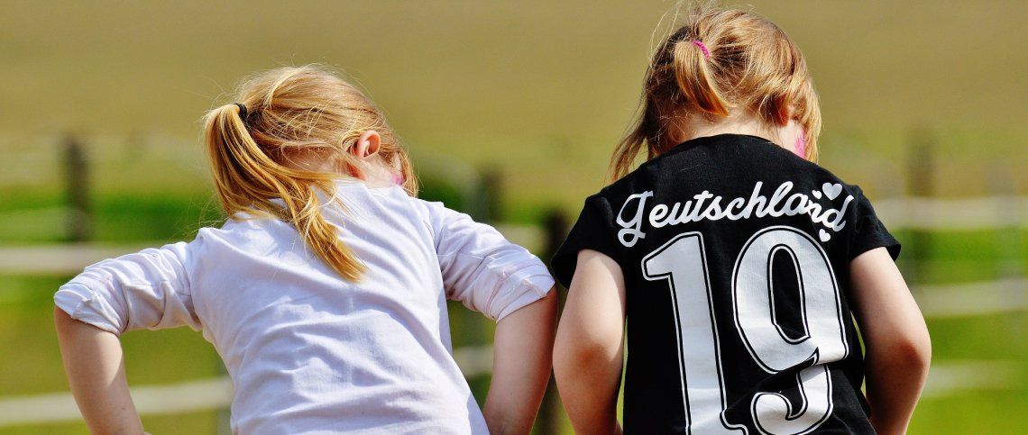 Kinder mit Deutschland-Trikot