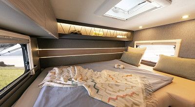 Querbett im Heck des Dethleffs Wohnmobils Globebus Performance 4x4 T16