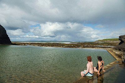 Badende am Meerwasserpool Thrupenny bei Bundoran