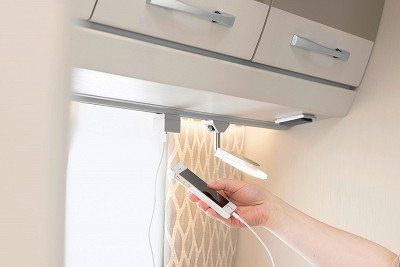 Smartphone am Fenster im Dethleffs Wohnwagen Nomad