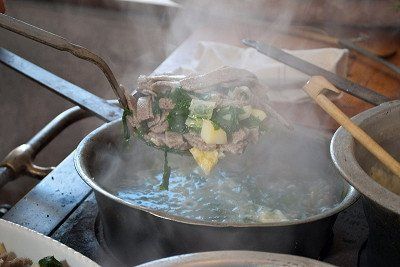 Topf mit Pizzoccheri auf dem Herd