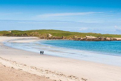 Tuerkisblaues Wasser am Dog's Bay Beach im County Galway 