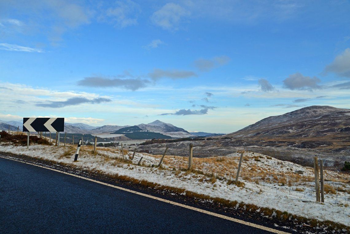 Blick von Straße auf die Landschaft der Highlands