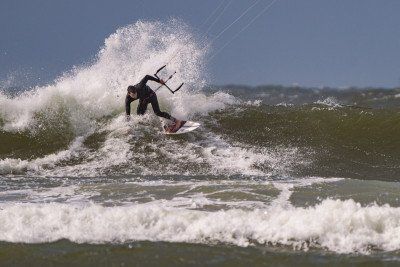 Kitesurfer in der Brandung vor Borkum