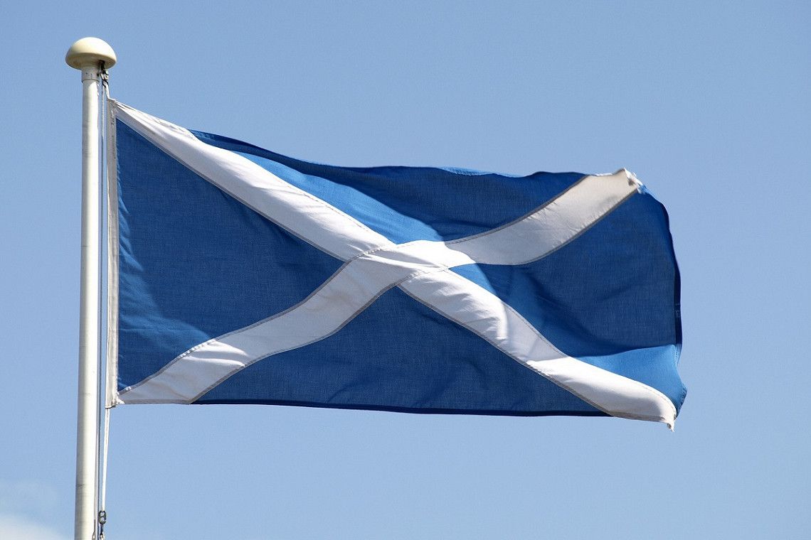 Schottische Flagge am Fahnenmast