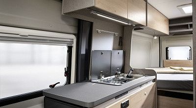 Kuechenzeile mit Arbeitsflaeche im Dethleffs Campervan Globetrail Active