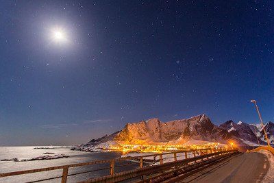 Bruecke zum Fischerdorf Reine auf den Lofoten