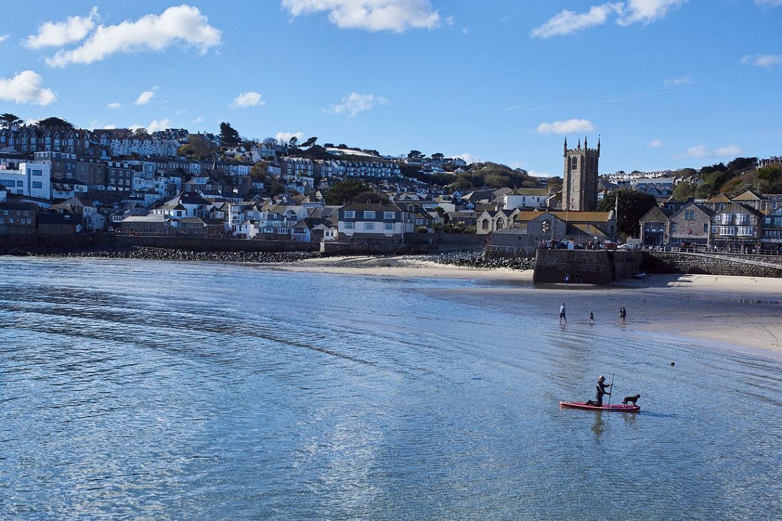 Blick übers Wasser auf den Kuestenort Saint Ives in Cornwall