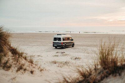 Eriba Car auf dem Strand in Daenemark - jetzt Details zum Inneren des Campervans bei Eriba ansehen