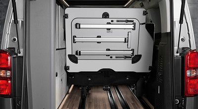 hochgeklapptes Flexbord mit Tisch im Crosscamp Urban Camper EXPLR 5.0